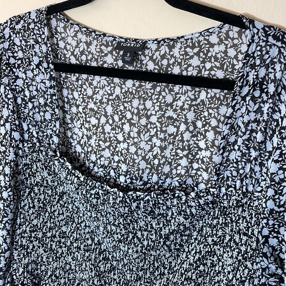 Torrid size 3 BLACK & WHITE FLORAL CHIFFON SMOCKED BABYDOLL BLOUSE - Picture 5 of 7